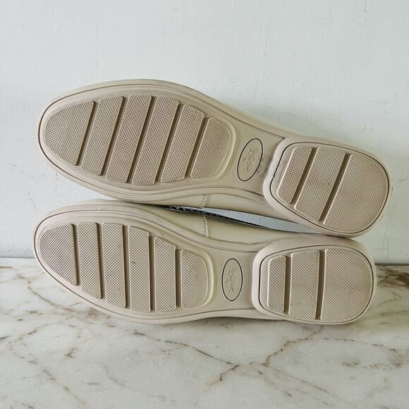 COACH Odette Solid Ivory Patent Leather Driver Loafer Silver Logo - US 6.5 - Picture 8 of 8